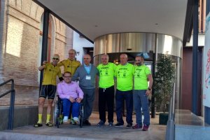 Ciclistas, acompañantes y miembros del banco tras acabar el reto.