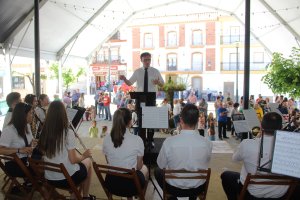 La Agrupación Musical Musimix inauguró la Toma de la Plaza.