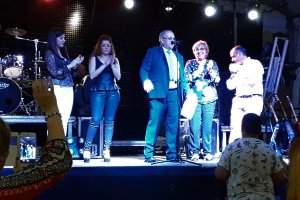 La alcaldesa, Isabel Belmonte, junto al pregonero, Roque Alonso.