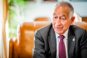 Gabriel Amat responde a una de las preguntas de esta entrevista en su despacho del Ayuntamiento de Roquetas de Mar.