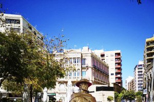 Una estatua de Clint Eastwood, paseando en la Puerta de Purchena.