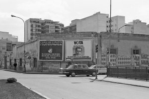 El puente que unía Obispo Orberá con la calle Doctor Gregorio Marañón en 1979 con las fachadas llenas de carteles.