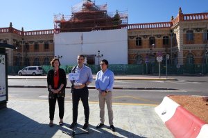 María Vázquez, Ramón Fernández-Pacheco y Manuel Guzmán, ante la vieja estación.