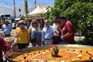 La alcaldesa de Antas, Isabel Belmonte, ante la paella popular que se organizó con ocasión de las Fiestas.