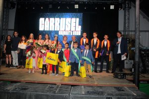 Foto de familia con las Reinas y Misters juvenil e infantil, con la pregonera, el alcalde y el presentador de la gala.