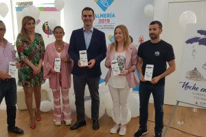 Ramón Fernández-Pachecho y Carolina Lafita posan junto a los represeantes de las asociaciones de comerciantes de Almería.