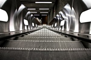 Las precauciones al subir escaleras mecánicas con pequeños han de extremarse.