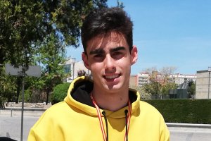 Javier López Miras luce con orgullo su Medalla de Oro en la Olimpiada de Física.