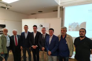 Miembros de la mesa junto al decano del Colegio de Arquitectos y el moderador