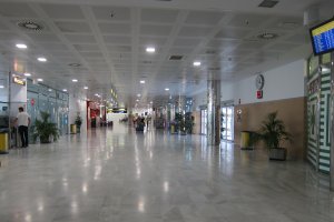 Interior de la terminal de pasajeros del aeropuerto de Almería