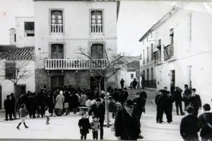 Aspecto de la histórica plaza décadas atrás (izquierda).