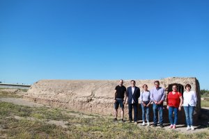 José Miguel Alarcón junto a varios miembros de la lista Socialista en el parque Cañada de Ugíjar.