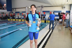 Rosana mostrando sus trofeos.