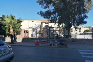 Publicidad electoral junto a un colegio de Cuevas.