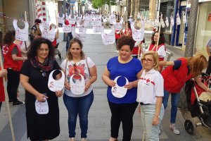 Baberos solidarios para concienciar a la sociedad en el Día de las Familias.