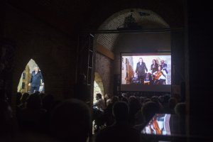 Mercé, de pie por bulerías, con Tomatito en uno de sus palos emblemáticos.