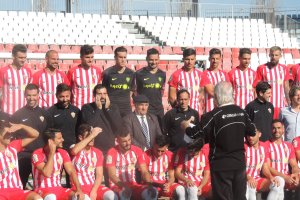 El presidente del Almería con la plantilla en la foto oficial.