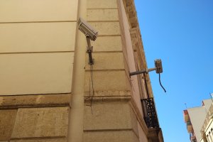 Cámaras de seguridad con los cables arrancados en el Archivo Histórico Municipal.