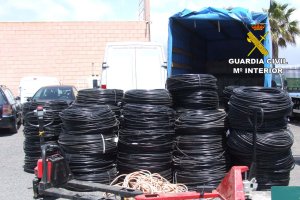 Rollos de goma de riego encontrados en poder de los detenidos.