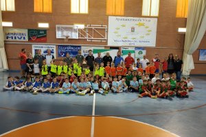 Foto de familia en el Pabellón José Cano, en La Gangosa.