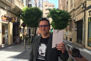 Raúl Quinto con un ejemplar de ‘La lengua rota