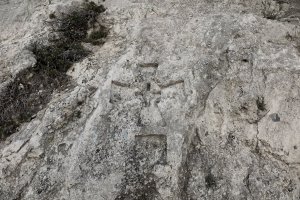 Una de las dos cruces talladas en el Cerro.
