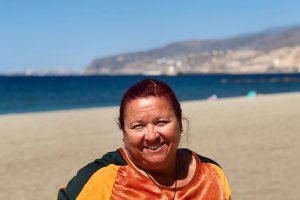 Amalia Románen el Paseo Marítimo de Almería.