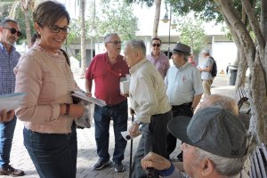 Adriana Valverde explica sus propuestas a un grupo de mayores.