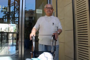 Don luis Serrano vive en  la casa sacerdotal de la Plaza de la Catedral, aunque se pasa el día ‘predicando’ en la calle.