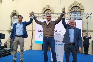 Juanma Moreno, Ramón Fernández-Pacheco y Gabriel Amat durante el mitin de ayer