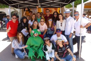 Fran y Luisa celebraron junto a sus amigos su despedida de solteros en la Fiesta de la Cerveza.