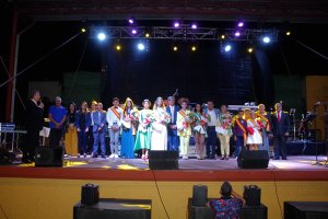 El alcalde, el pregonero, la Reina, sus Damas y el Rey, infantiles y juveniles, con los mayores homenajeados en la gala inaugural.