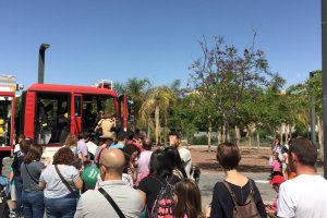 Largas colas para fotografiarse con el camión de Bomberos.