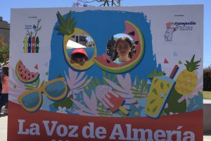 El photocall de LA VOZ reunió a asistentes de todas las edades que no querían dejar pasar la oportunidad de fotografiarse con su rostro en una fruta