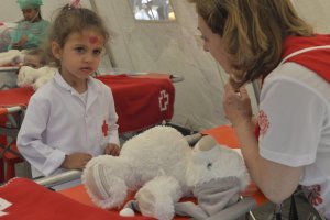 Laura Abad realizando el diagnóstico a su osito de peluche.
