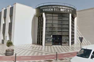 Entrada de la Residencia de Mayores ‘Virgen del Rosario’ de Roquetas.