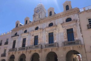 Fachada del Ayuntamiento de Almería cuyas obras de rehabilitación se retomarán en unas semanas.