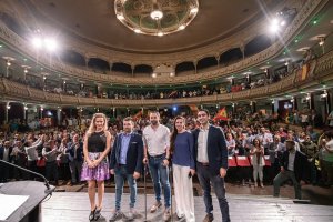 Abascal junto a Roja, De Meer, De la Blanca y la conductora del acto