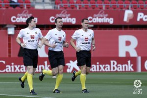 López Toca calienta antes de dirigir el Mallorca-Almería.