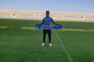 Owusu posa con la bufanda del CD El Ejido.