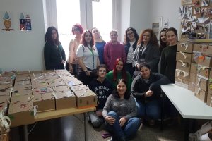 Voluntarios de Cruz Roja que han elaborado las Cajas del Recuerdo.