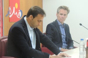 Fran Fernández en la rueda de prensa con Corona.
