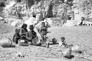 Una familia de pobres en las cuevas de la Chanca próximas al puerto.