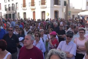 Los vecinos llenaban la plaza del Ayuntamento este sábado en protesta por la llegada del mineral.