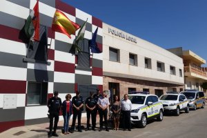 El alcalde y los agentes junto al nuevo vehículo.