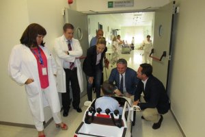 Estreno de los mini coches en el bloque pediátrico del Hospital de Poniente.
