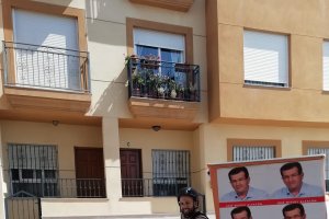 Cristian Vique pedaleando con el lema del PSOE por El Ejido.