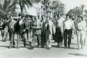 Líderes políticos de la Transición paseando por la Plaza Circular: Cabrejas, Anguita, Guerrero, Tripiana, Vela etc.