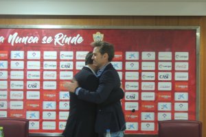 Abrazados a un problema,