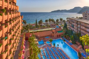 Almuñécar Playa Spa Hotel está situado en un enclave único, a escasos metros del mar y con unas vistas inmejorables desde las habitaciones.